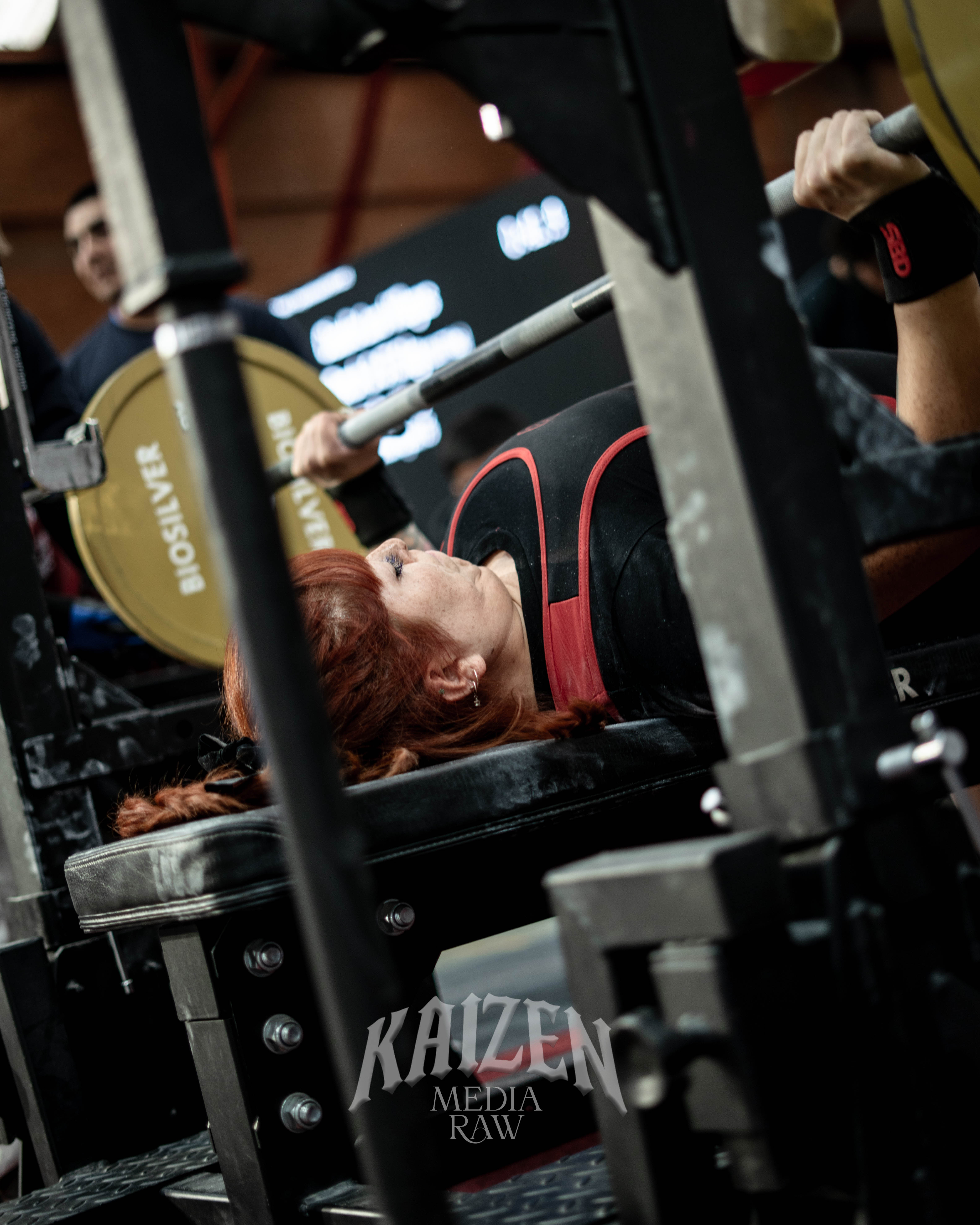 Coche de la marca Derco en un camino de tierra